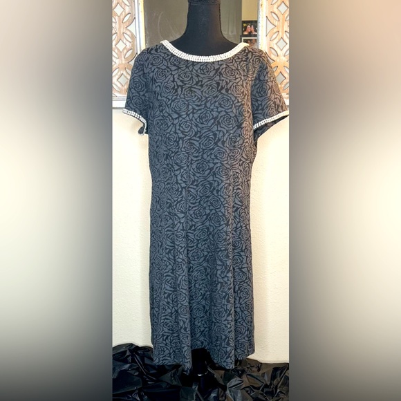 Karl Lagerfeld Dresses & Skirts - 🤩 NEW ITEM! Karl Lagerfeld Gray Blk Knit Floral Pearl Beaded Collar Dress